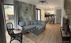 salon z kanapą i stołem w obiekcie Apartamenty Piasek i Słońce w Jastrzębiej Górze