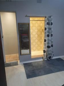 ケープタウンにあるThornton roomの窓とドアのある部屋