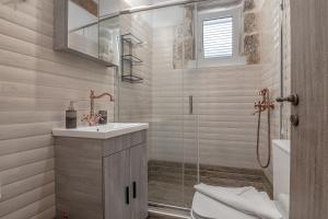 Koupelna v ubytování Stone Serenity,2BR Home in Sellia with Dreamy Sea Views