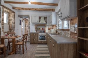 Kuchyň nebo kuchyňský kout v ubytování Stone Serenity,2BR Home in Sellia with Dreamy Sea Views