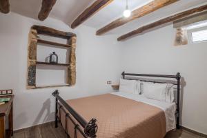 Postel nebo postele na pokoji v ubytování Stone Serenity,2BR Home in Sellia with Dreamy Sea Views