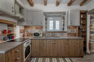 Kuchyň nebo kuchyňský kout v ubytování Stone Serenity,2BR Home in Sellia with Dreamy Sea Views + 18 fotografií