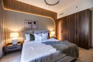 um quarto com uma cama grande e uma parede de madeira em 1BDR in Madinat Jumeirah Living Close to Burj Al Arab em Dubai