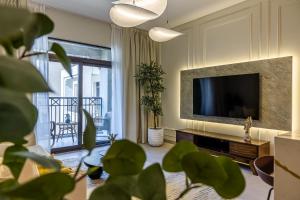 uma sala de estar com uma televisão e uma varanda em 1BDR in Madinat Jumeirah Living Close to Burj Al Arab em Dubai