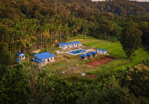 una vista aérea de una casa con piscina en Areca Jungle Stays by StayApart, en Potolai