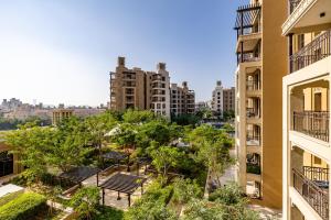 uma vista para uma cidade com edifícios e árvores em 1BDR in Madinat Jumeirah Living Close to Burj Al Arab em Dubai