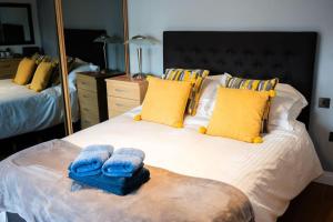 a bedroom with a bed with two towels on it at The Nest, lovely apartment in Holt
