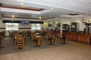 a restaurant with tables and chairs and a bar at Yellowstone Lodge in West Yellowstone