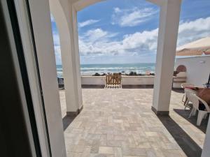Vom Balkon eines Hauses genießen Sie Meerblick. in der Unterkunft the suite on the beach in Torvaianica