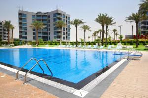 Bazén v ubytování Classic 1BR at MAG 510 Dubai South by Deluxe Holiday Homes nebo v jeho okolí