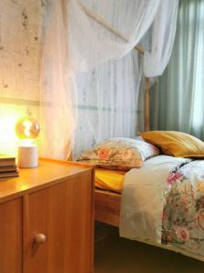 1 Schlafzimmer mit einem Bett und einer Kommode mit einem Bett m2 in der Unterkunft Retro Apartment in Kiviõli in Kiviõli