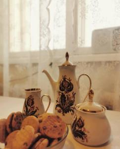 - une table avec deux vases et un bol de biscuits dans l'établissement Retro Apartment in Kiviõli, à Kiviõli