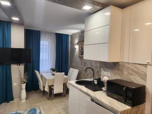 Una cocina o zona de cocina en Royal Plaza Apartments Borovets