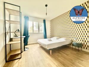 a bedroom with a bed and a mirror at Le Sportif, spacieux et moderne in Limoges