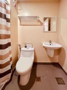 ein Bad mit einem WC und einem Waschbecken in der Unterkunft A2* * Uptown Retreat in Iloilo City