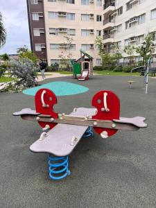 einen Spielplatz mit zwei Skateboards auf einem Spielpark in der Unterkunft A2* * Uptown Retreat in Iloilo City