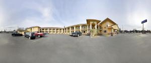 a large building with cars parked in a parking lot at Americas Deluxe Inn- Marysville in Marysville