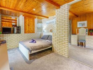 una camera con un letto in un muro di mattoni di 1 bed in Sandown 85248 a Sandown