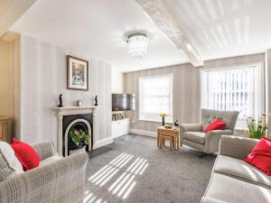 uma sala de estar com dois sofás e uma lareira em 2 bed property in Horncastle 86663 em Horncastle