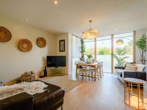 a living room with a couch and a table at 2 Bed in Glasgow 87837 in Glasgow