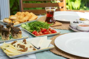 una mesa con platos de comida en una mesa en Cunda Ilios Hotel en Ayvalık
