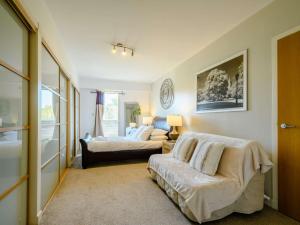 2 Bed in Glasgow 87837 في غلاسكو: غرفة معيشة مع أريكة وسرير وغرفة نوم