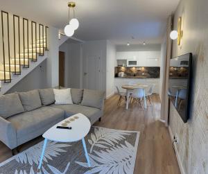 salon z kanapą i stołem w obiekcie Apartamenty Piasek i Słońce w Jastrzębiej Górze