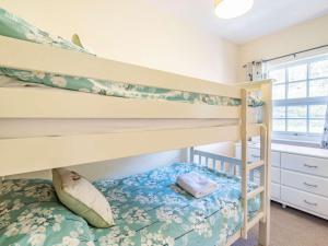 ニュービー・ブリッジにある2 Bed in Newby Bridge 87621のベッドルーム1室(二段ベッド2台、窓付)が備わります。