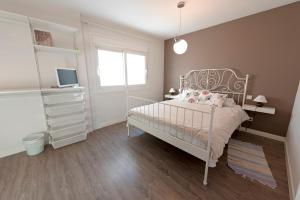 - une chambre avec un lit blanc et une fenêtre dans l'établissement Habitaciones Privadas en mi acogedor Chalet - Private rooms, à Madrid