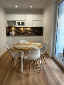 Kuchnia lub aneks kuchenny w obiekcie Apartamenty Piasek i Słońce
