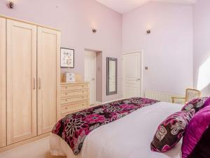 1 dormitorio con 1 cama grande y vestidor en 1 bed in Lytham St. Annes 88141 en Saint Annes on the Sea
