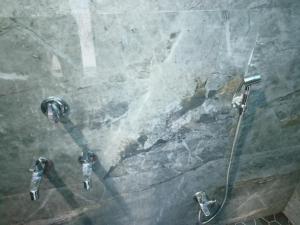 um chuveiro com duas torneiras de água numa casa de banho em M Baba Guest House em Ujaim