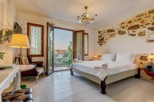 1 dormitorio con cama grande y ventana grande en Cunda Battalos Kucuk Hotel en Ayvalık