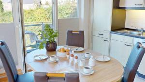 グレーミッツにあるGrüntal-Residenz Haus II App. 4の台所のテーブル(カップ、ソーサー付)