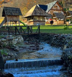 uma ponte sobre um riacho com uma queda de água em Bjelasnica-Villa-Treskina dvorišta-Apartmani-Izletište-Ribnjak em Sarajevo