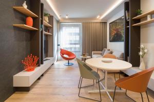 een woonkamer met een tafel en stoelen bij Aera Luxury Suites - 301 302 in Catania