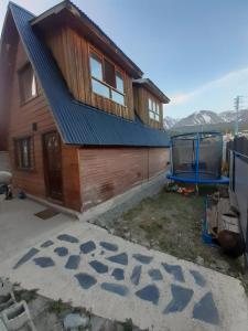una casa con un techo azul encima en alpina el libertador en Ushuaia