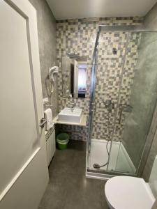 サリアにあるdpCristalのバスルーム(シャワー、洗面台、トイレ付)