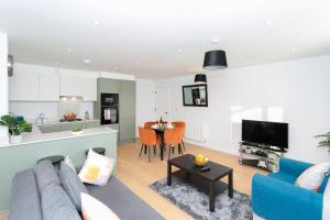 uma sala de estar com um sofá e uma mesa em Watford Cassio Supreme - Modernview Serviced Accommodation em Watford