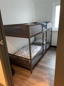 een kamer met 2 stapelbedden in een kamer bij De Oase - Park de Horn 821 in Dirkshorn