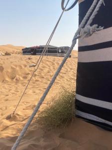 un barco en la arena en el desierto en Clouds Desert Camp en Badīyah