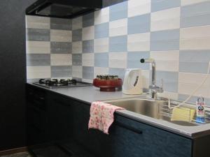 cocina con fregadero y fogones en Minato Oasis Numazu - Vacation STAY 31031v en Numazu