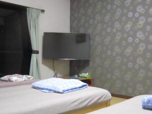 um quarto com 2 camas e uma televisão de ecrã plano em Minato Oasis Numazu - Vacation STAY 31031v em Numazu