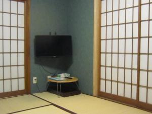 沼津的住宿－Minato Oasis Numazu - Vacation STAY 31031v，配有电视和带电视的桌子的房间