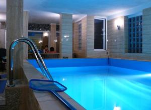 una grande piscina con acqua blu di Villa Christina a Mielno
