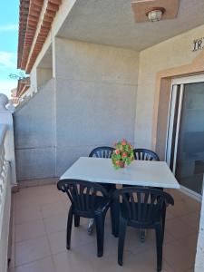 a table and chairs on the balcony of a condo at Bonito Apartamento California 6 in Miami Platja