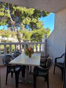 a white table and chairs on a balcony at Bonito Apartamento California 6 in Miami Platja