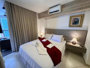 um quarto de hotel com uma cama e uma televisão em Landscape Beira Mar, Lindo, Luxo, Vista mar em Fortaleza
