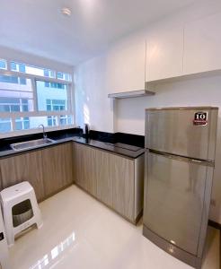 a kitchen with a stainless steel refrigerator and a sink at 一室一厅宁静舒适公寓清迈市中心 in Chiang Mai