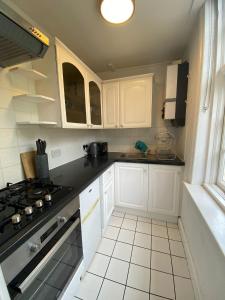 Virtuvė arba virtuvėlė apgyvendinimo įstaigoje Remarkable 1-Bed Apartment in Putney Village